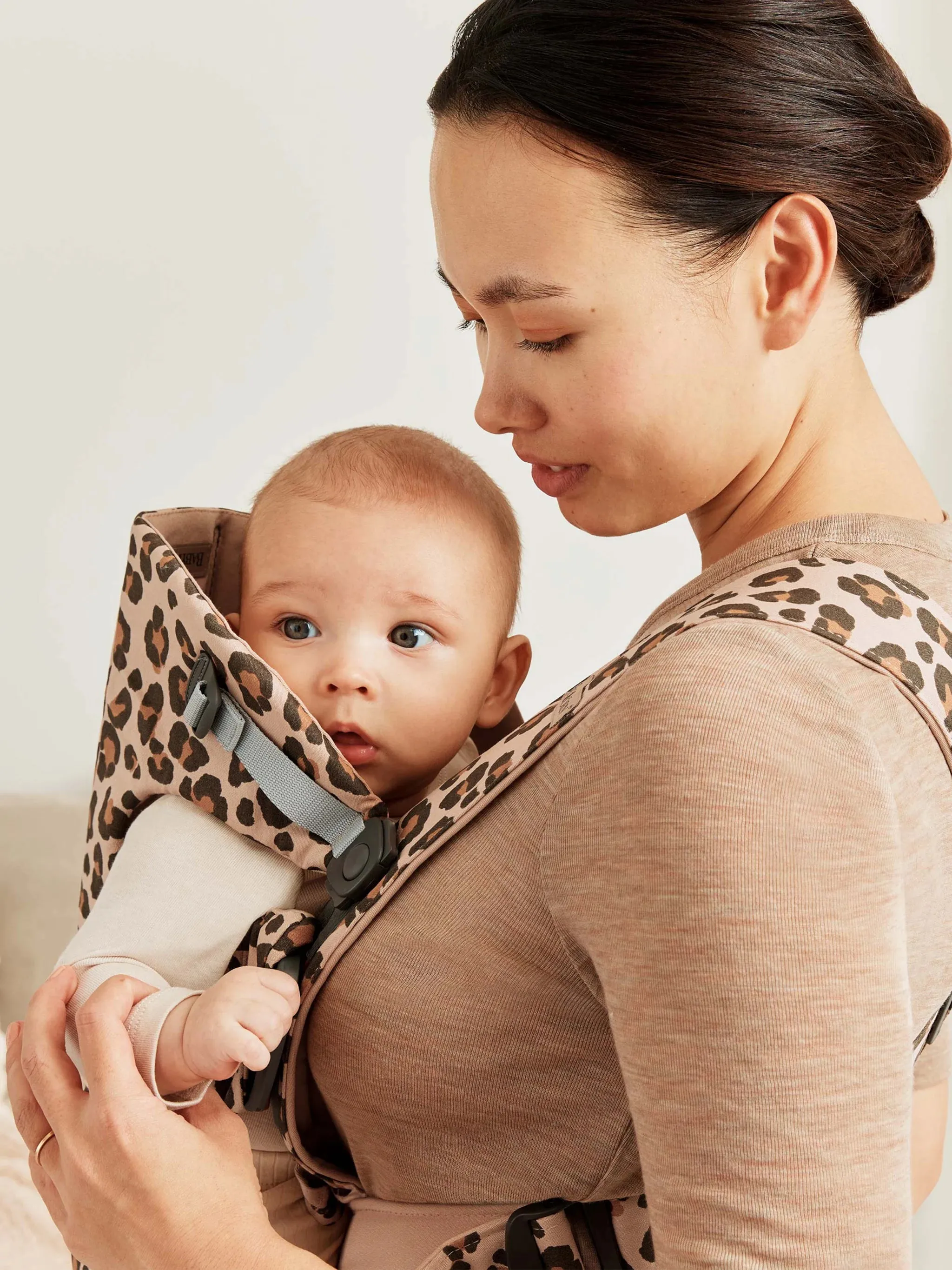 BabyBjorn Draagzak Mini Cotton Mix Leopard Beige