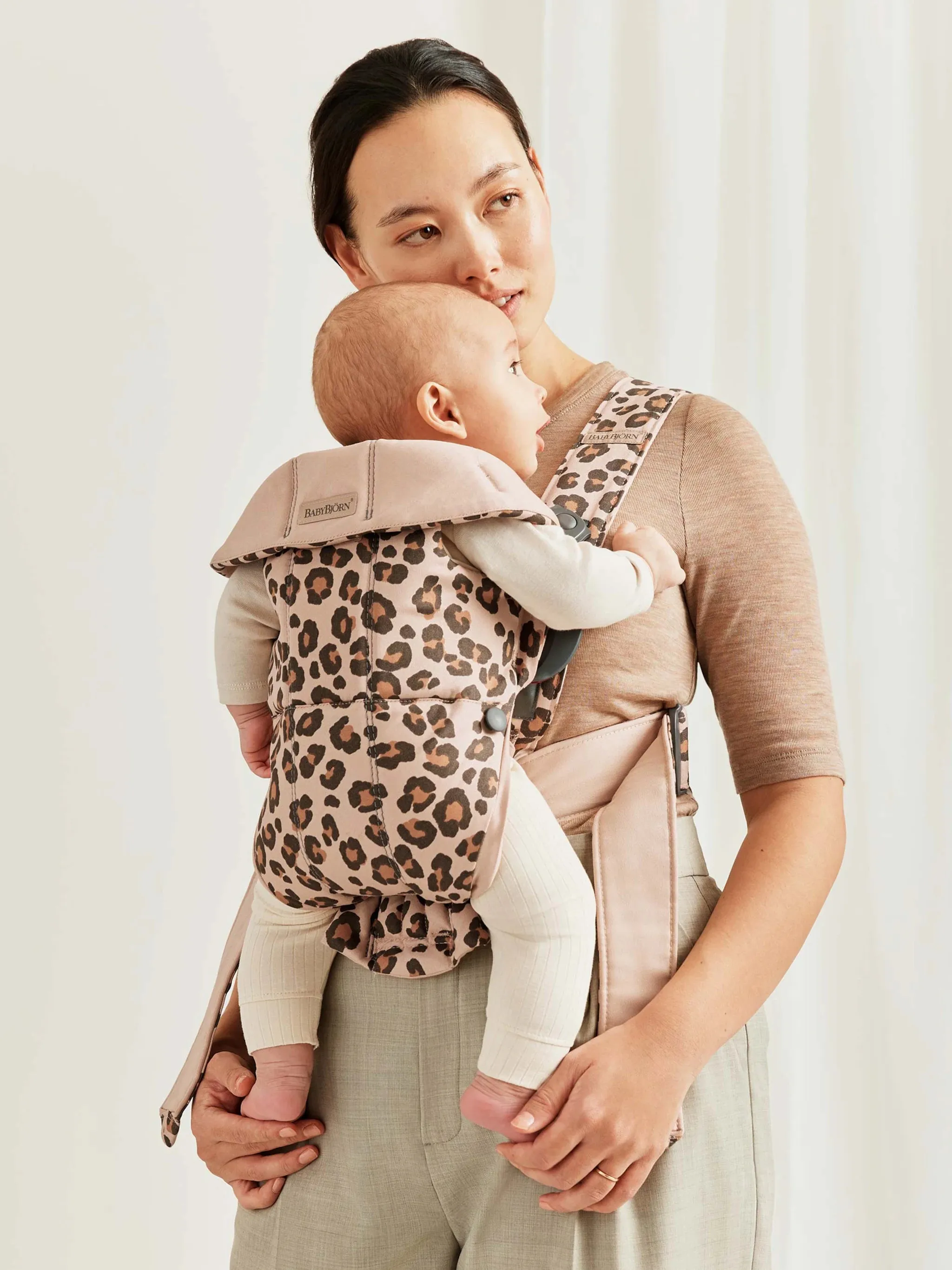 BabyBjorn Draagzak Mini Cotton Mix Leopard Beige