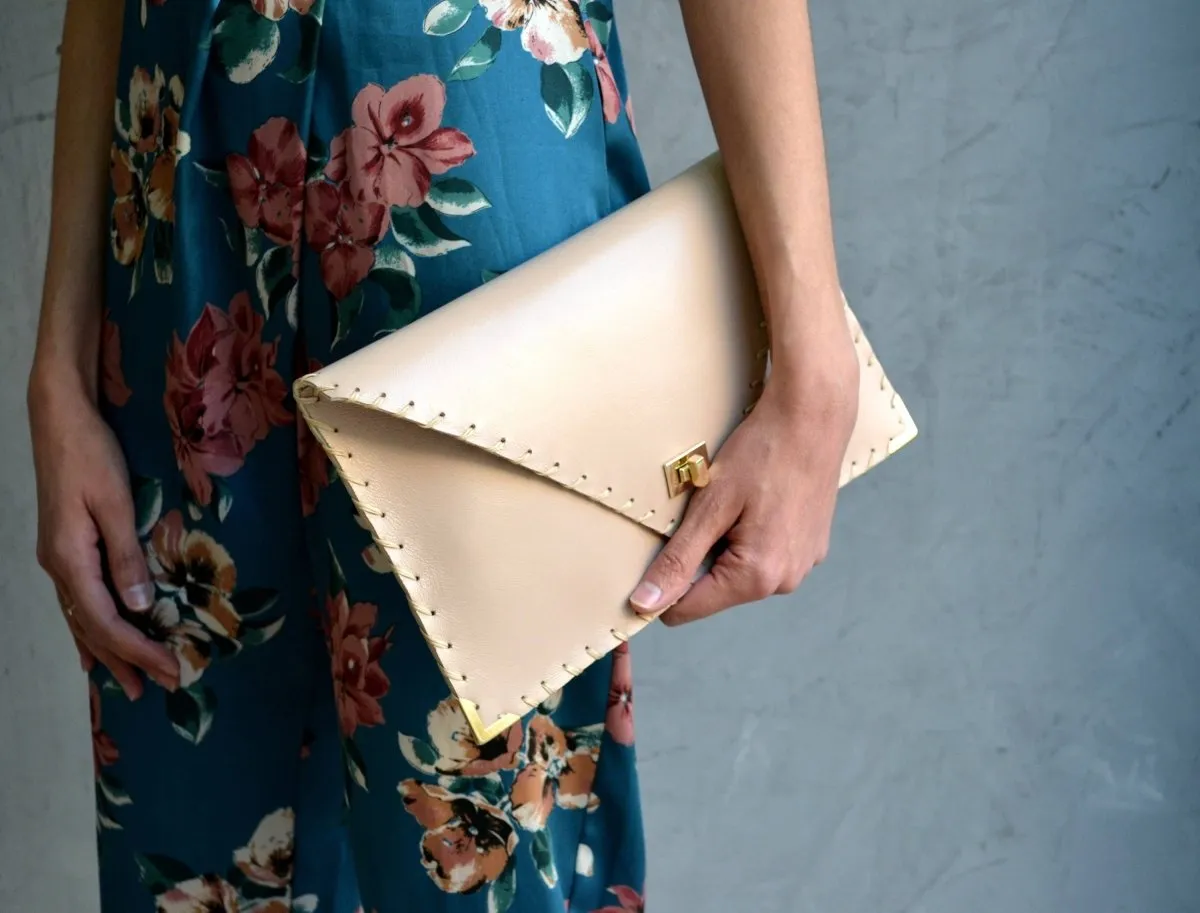 Symmetria  leather clutch in nude: Gold / Small