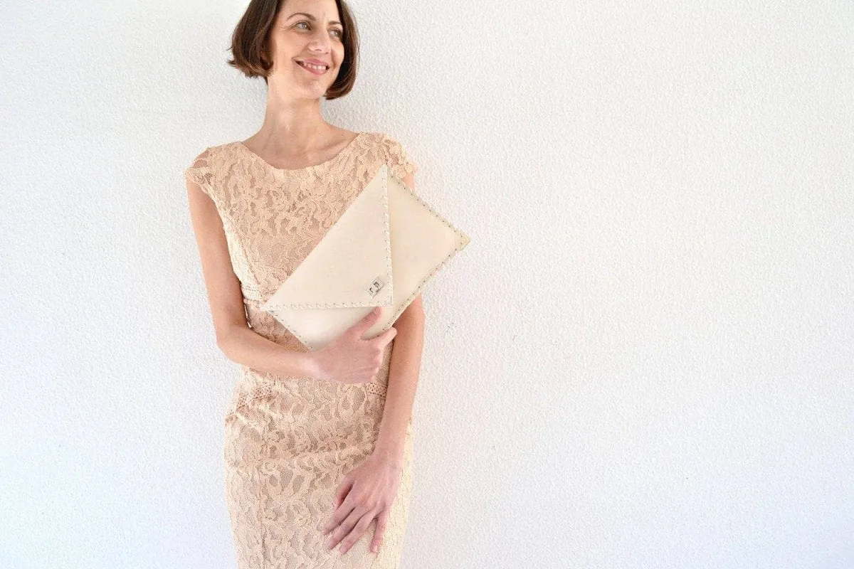 Symmetria  leather clutch in nude: Gold / Small