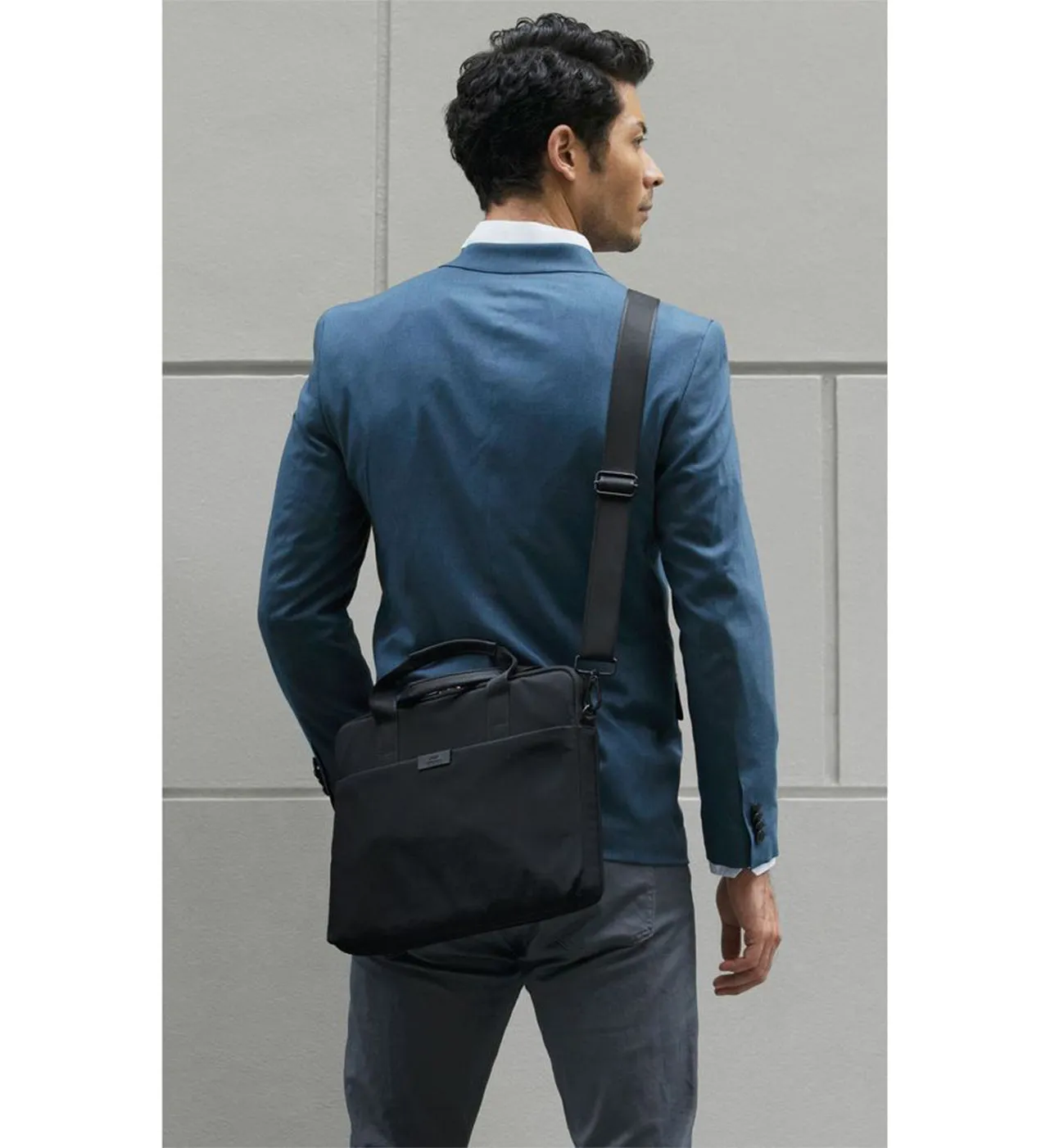 UNIQ Stockholm Protective Nylon Messenger Bag for MacBook and laptops Up to 16" - Midnight Black